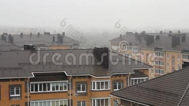 屋顶多层公寓房被雾覆盖